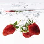 Miniatura fototapety Truskawki w wodzie z bąbelkami
