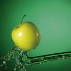 Miniatura fototapety Zielone jabłko w wodnym strumieniu
