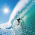 Miniatura fototapety Surfer na fali pod błękitnym niebem