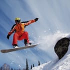 Miniatura fototapety Snowboardzista nad śnieżnym stokiem