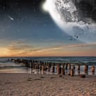Miniatura fototapety Drewniane Pale i Księżyc na Plaży