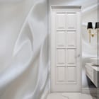 Miniatura fototapety Falujący biały materiał we wnętrzu łazienki