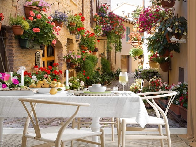 Fototapeta Uliczka z Kwiatami i Kamiennymi Ścianami