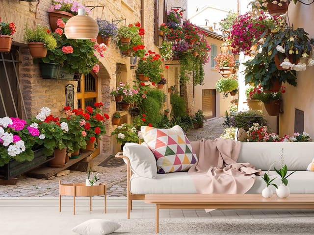 Fototapeta Uliczka z Kwiatami i Kamiennymi Ścianami