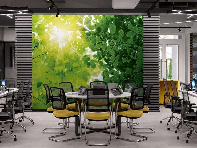 Fototapeta przedstawiająca zielone liście na gałęziach z promieniami słońca.