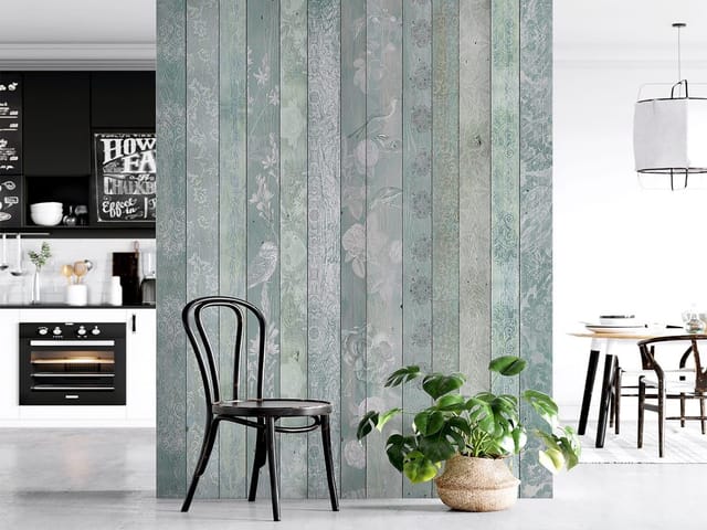 Fototapeta z pionowymi deskami i delikatnymi kwiatowymi ornamentami