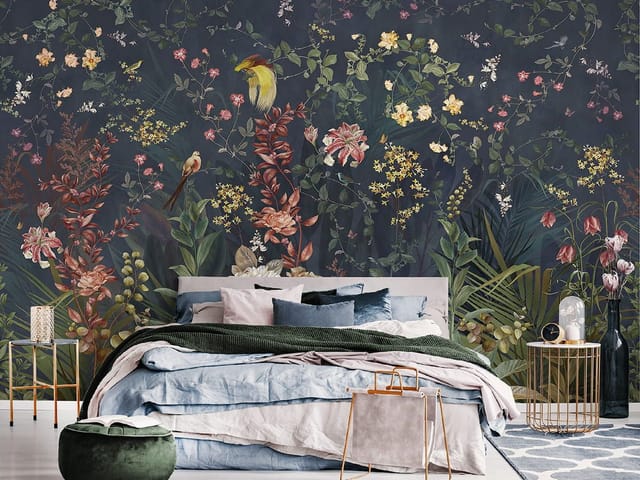 Fototapeta z kompozycją kwiatów i liści na ciemnym tle