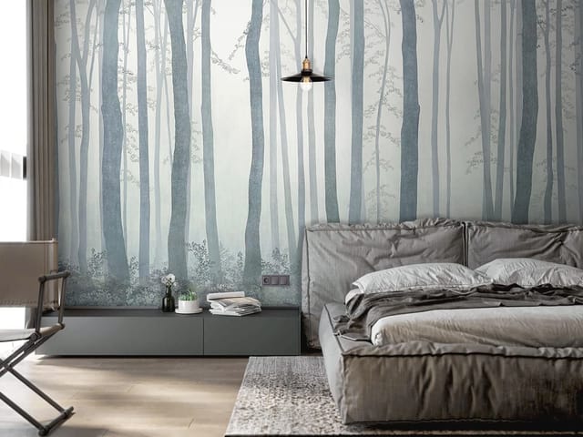 Fototapeta przedstawiająca wysokie drzewa w lesie z mgłą i liśćmi na gałęziach