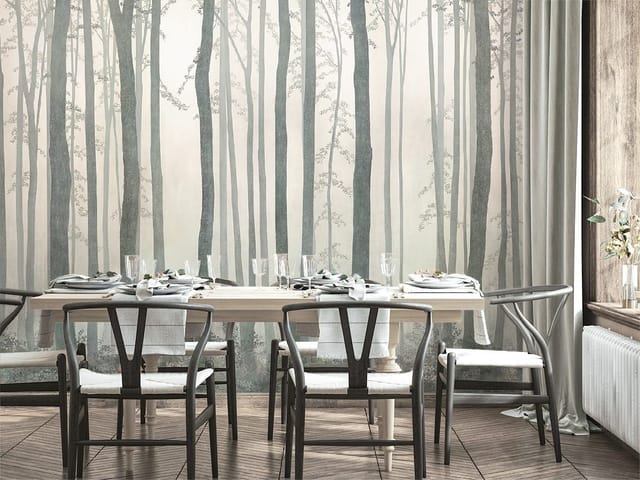 Fototapeta przedstawiająca wysokie pnie drzew w lesie z mgłą w tle i gęstym poszyciem.