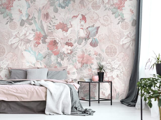 Fototapeta z dużymi kwiatami i liśćmi na tle ornamentów