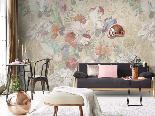 Fototapeta z dużymi kwiatami na beżowym tle z ornamentami