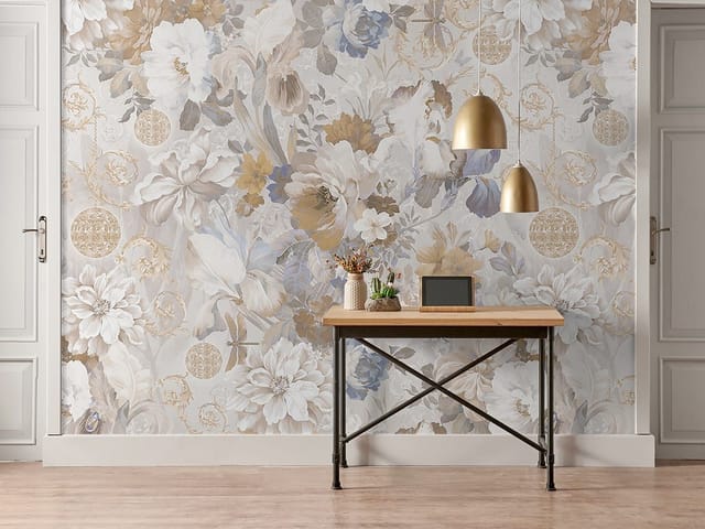 Fototapeta z dużymi białymi kwiatami, brązowymi liśćmi i złotymi ornamentami