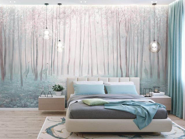 Fototapeta przedstawiająca las z wysokimi drzewami, mgłą i zieloną roślinnością.