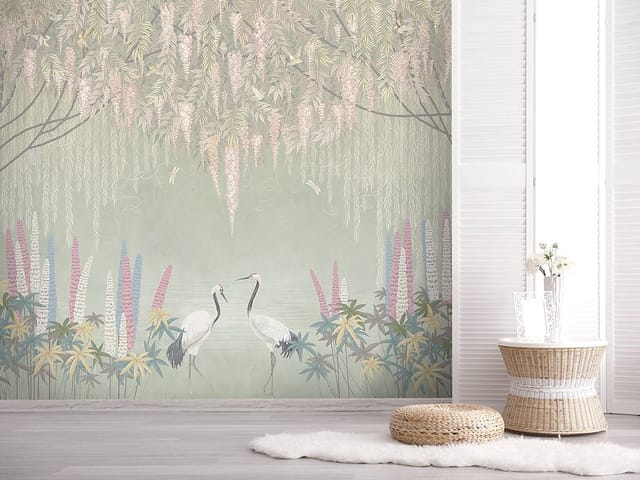 Fototapeta z żurawiami w ogrodzie, otoczonym wiszącymi gałęziami i kwiatami