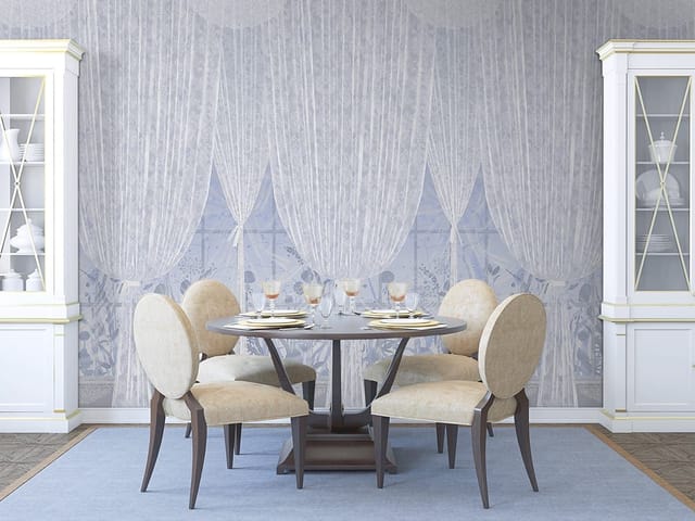 Fototapeta z białymi zasłonami, oknem i roślinami na niebieskim tle