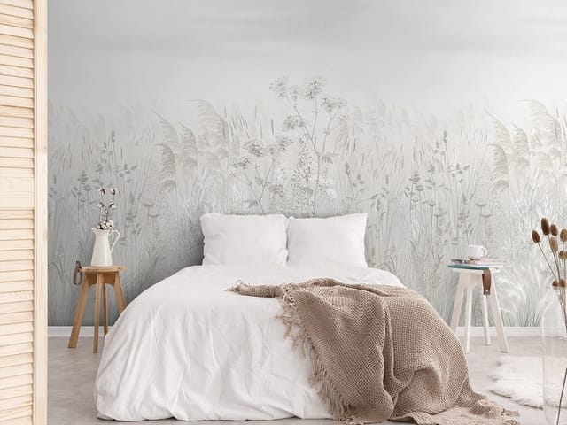 Fototapeta z delikatnymi trawami i kwiatami na łące, rozmyte tło