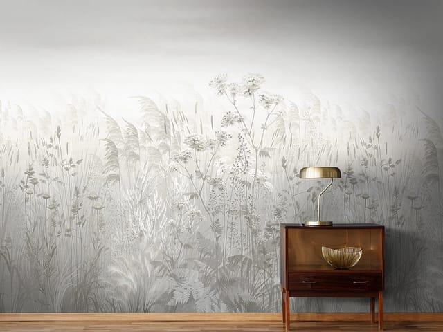 Fototapeta z delikatnymi trawami i kwiatami na łące, rozmyte tło