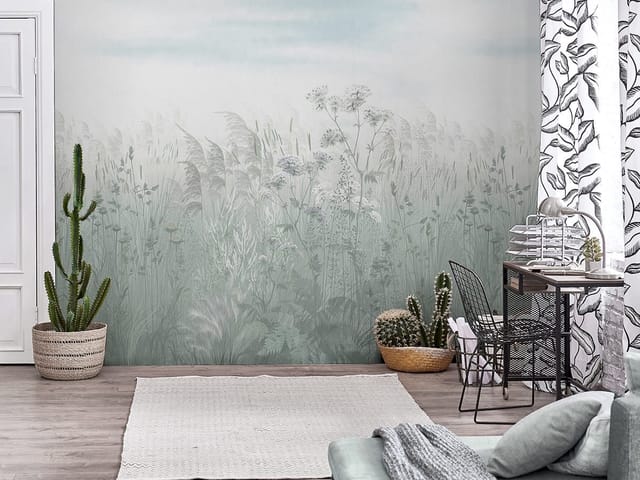 Fototapeta z polnymi kwiatami i trawami na tle jasnego nieba