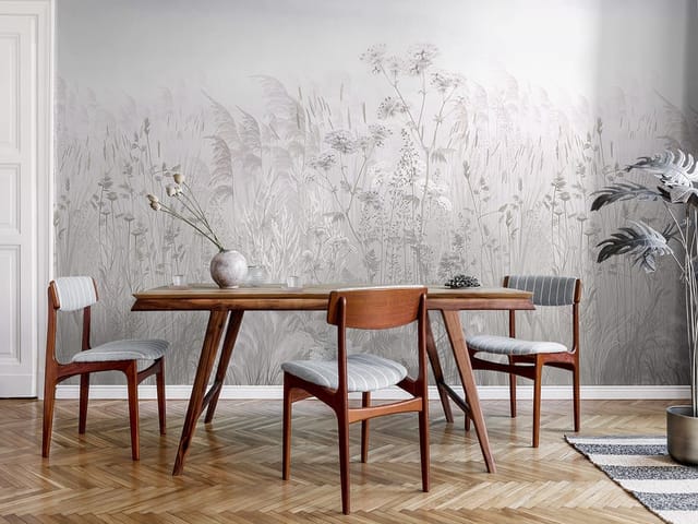 Fototapeta z wysokimi trawami i delikatnymi kwiatami na tle nieba