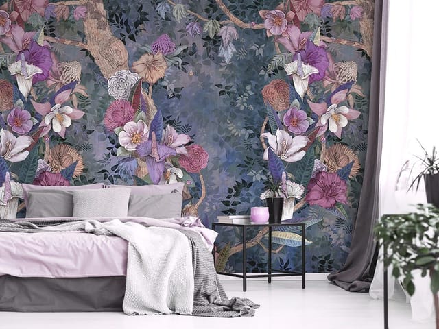 Fototapeta z różnorodnymi kwiatami na tle gałęzi drzewa i ciemnymi liśćmi