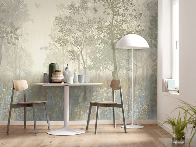 Fototapeta z drzewami w lesie, mgła, liście, trawy i rośliny.