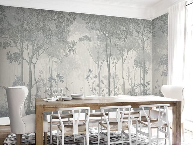 Fototapeta przedstawiająca gęsty las z wysokimi drzewami i mgłą w tle