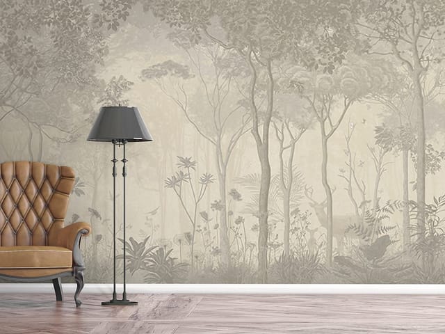 Fototapeta przedstawiająca gęsty las z wysokimi drzewami i delikatną mgłą