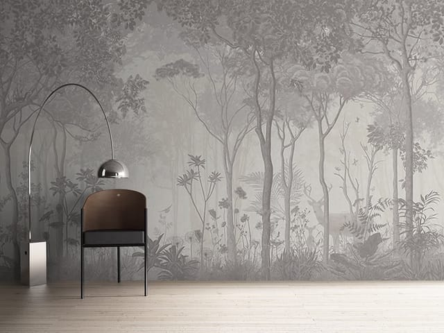 Fototapeta przedstawiająca gęsty las z wysokimi drzewami i delikatną mgłą