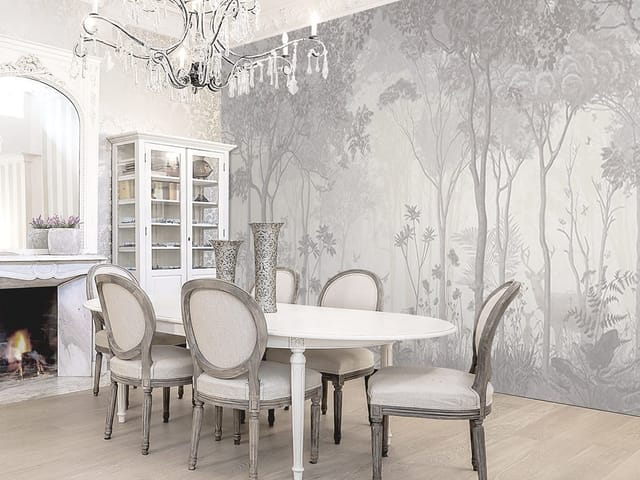 Fototapeta przedstawiająca gęsty las z wysokimi drzewami i delikatną mgłą