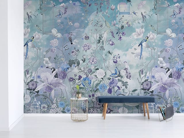 Fototapeta z kwiatami i ptakami na tle jasnego nieba z chmurami