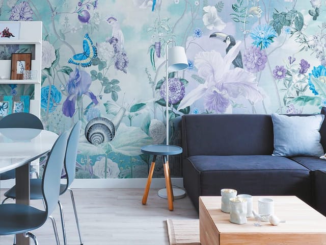 Fototapeta z kwiatami i ptakami na tle jasnego nieba z chmurami