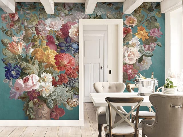 Fototapeta z bukietem różnorodnych kwiatów w ozdobnym wazonie na turkusowym tle