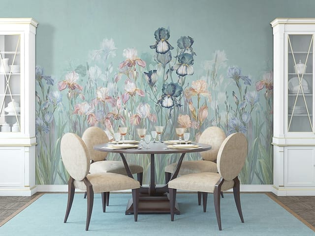 Fototapeta z różnokolorowymi irysami na jasnoniebieskim tle