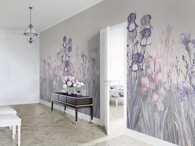 Fototapeta z kolorowymi irysami na jasnym tle, różnorodne odcienie kwiatów