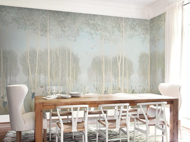 Fototapeta przedstawiająca las z wysokimi drzewami, mgłą i gęstą roślinnością