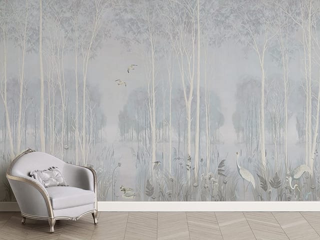 Fototapeta przedstawiająca las z wysokimi, smukłymi drzewami w mglistej atmosferze