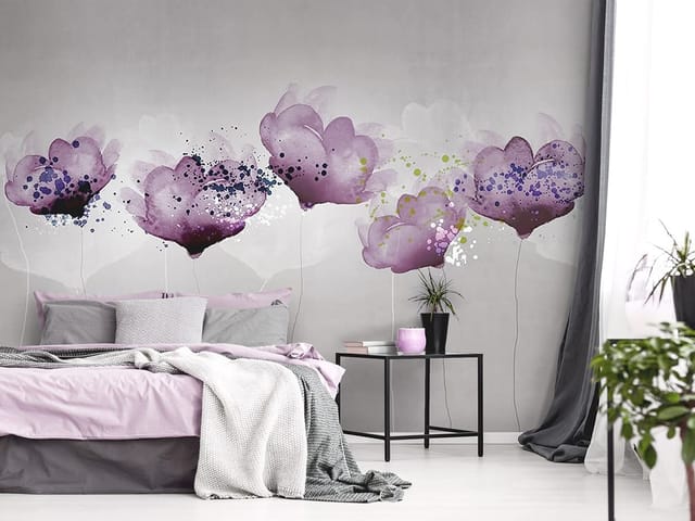 Fototapeta z fioletowymi kwiatami na szarym tle, delikatne łodygi