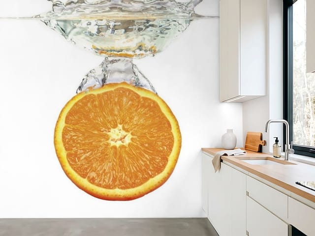 Fototapeta Pomarańcza w wodzie na białym tle (mpn: FT-2380) Fototapeta Warzywa i Owoce – plaster pomarańczy w wodzie