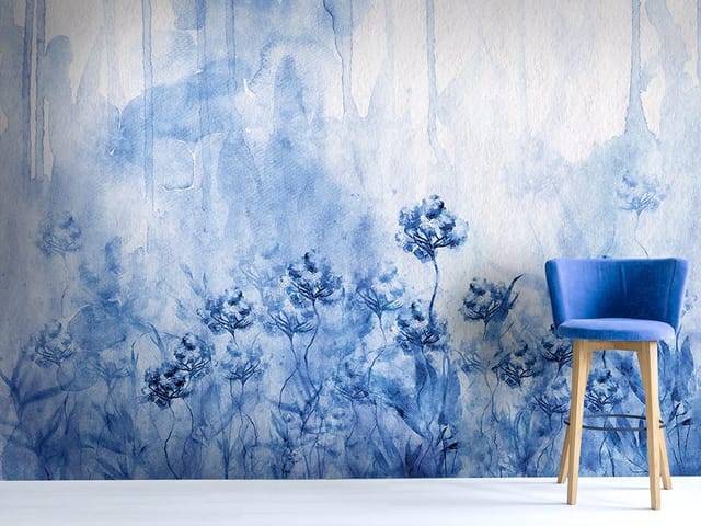 Fototapeta z niebieskimi kwiatami na tle akwarelowych plam, delikatne przejścia kolorów