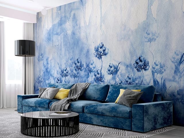 Fototapeta z niebieskimi kwiatami na tle akwarelowych plam, delikatne przejścia kolorów