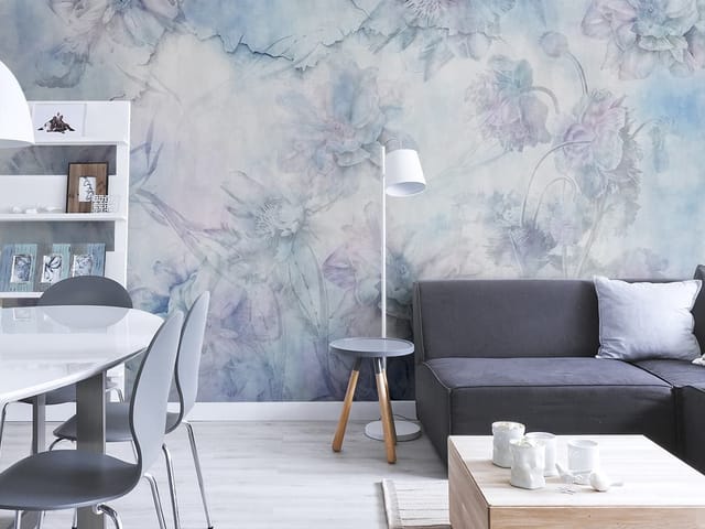 Fototapeta z dużymi kwiatami w pastelowych kolorach na jasnym tle