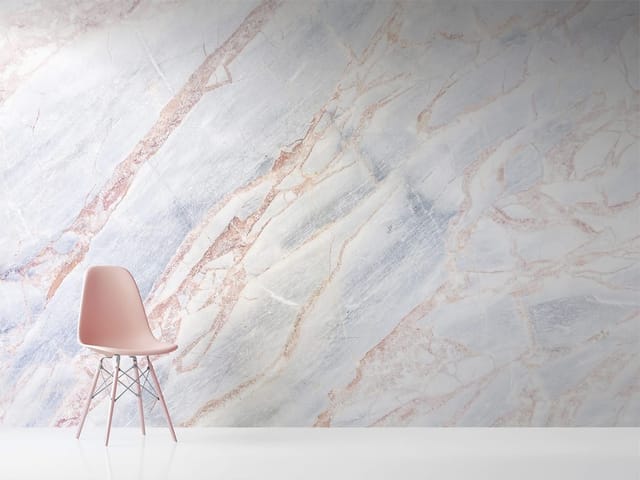 Fototapeta z marmurem i różowymi żyłkami na jasnym tle