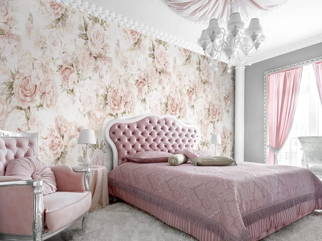 Fototapeta z dużymi różowymi różami i zielonymi liśćmi na jasnym tle