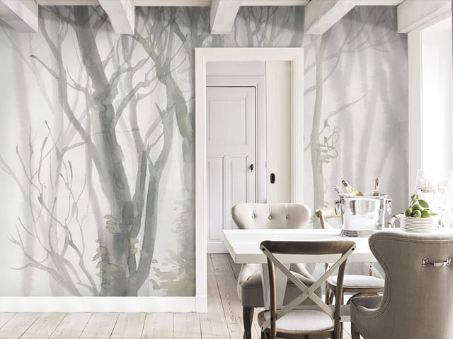 Fototapeta przedstawiająca drzewa w zimowym lesie z nagimi gałęziami i mglistą atmosferą