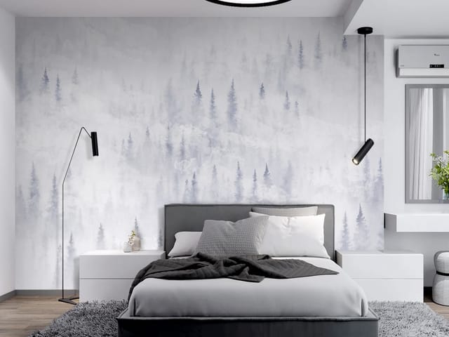 Fototapeta przedstawiająca las iglasty spowity gęstą mgłą, tworzący tajemniczy krajobraz