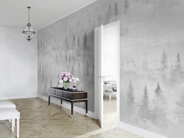 Fototapeta z mglistego lasu z gęsto rozmieszczonymi drzewami iglastymi