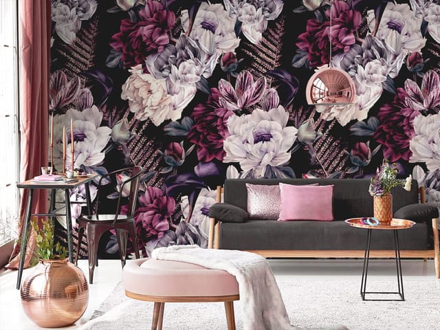 Fototapeta z dużymi kwiatami w odcieniach fioletu i ciemnymi liśćmi