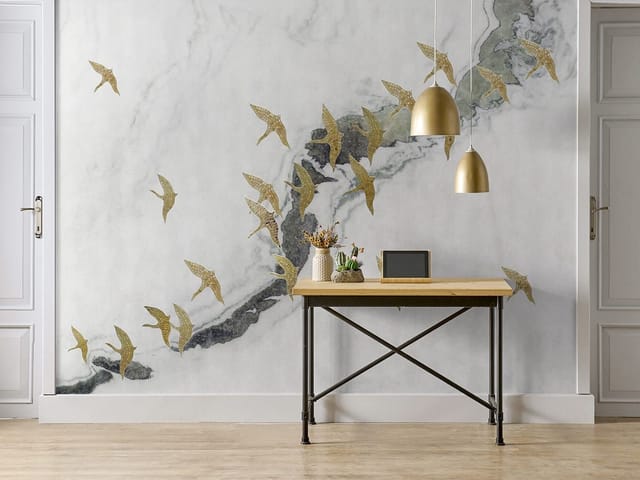 Fototapeta z motywem złotych ptaków na jasnym marmurze z szarymi żyłkami