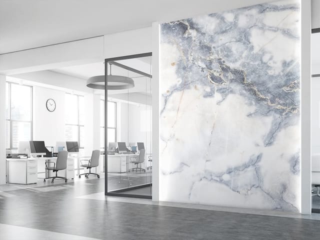 Fototapeta z marmurowym wzorem z ciemnymi żyłkami na jasnym tle