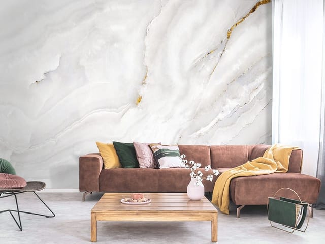 Fototapeta z białą powierzchnią, szarymi żyłkami i złotymi akcentami